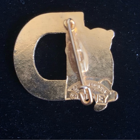 Disney C Clasp Gold Tone Pin Winnie the Pooh Alphabet Character pin Letter "D” - Picture 2 of 6